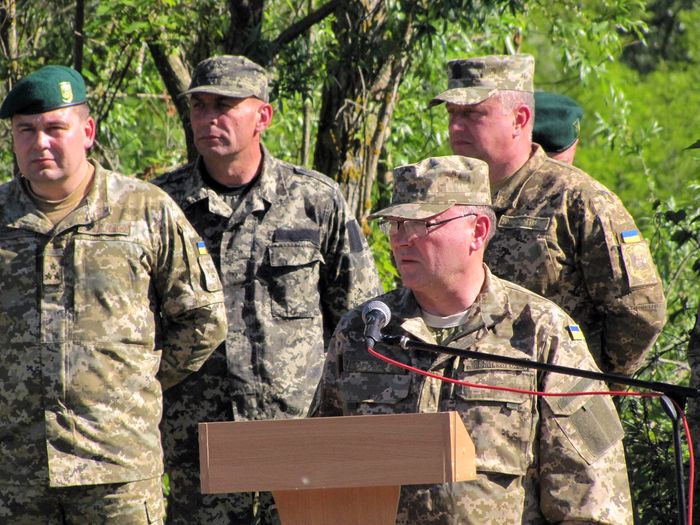 Вінницьких посадовців переодягнули в камуфляж та вчили обороняти державний кордон
