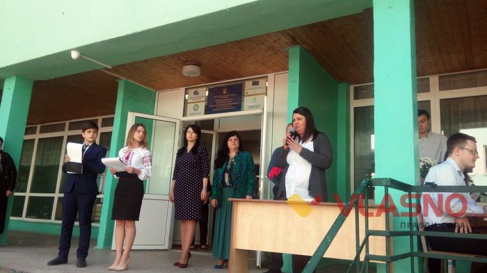 Із усмішкою та букетом польових квітів загиблий вінницький альфівець навіки закарбувався на стінах рідної школи 