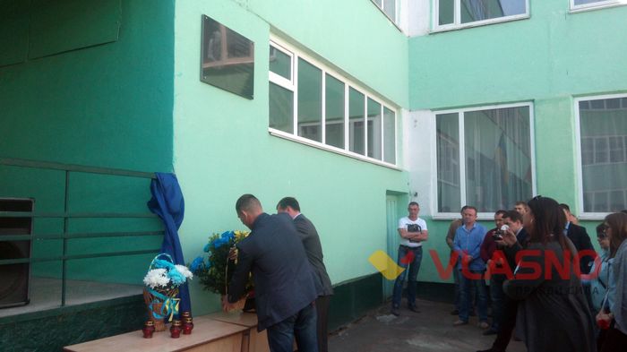 Із усмішкою та букетом польових квітів загиблий вінницький альфівець навіки закарбувався на стінах рідної школи 