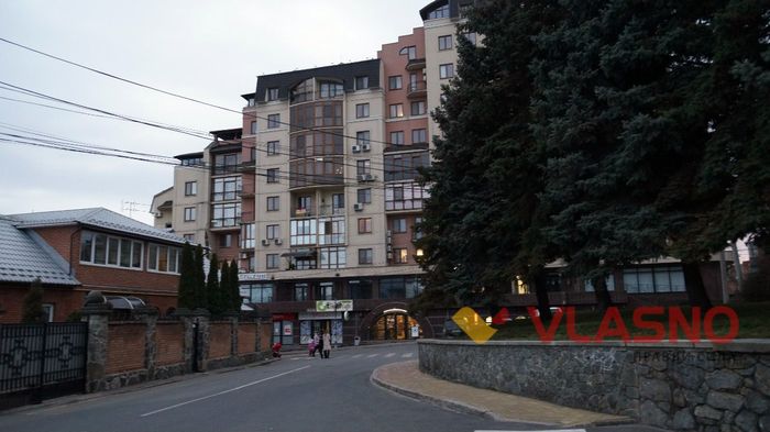  ялинки біля Вінницької міськради фото