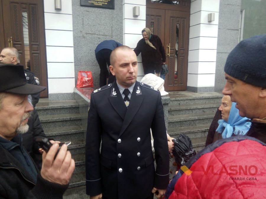 Вінницькі активісти пікетували поліцію та вимагали звільнити затриманих добровольців 