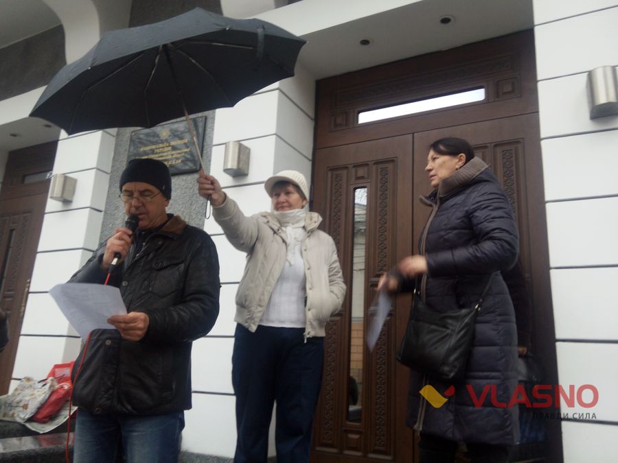 Вінницькі активісти пікетували поліцію та вимагали звільнити затриманих добровольців 