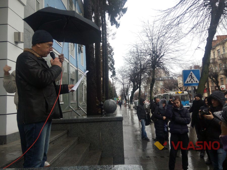 Вінницькі активісти пікетували поліцію та вимагали звільнити затриманих добровольців 