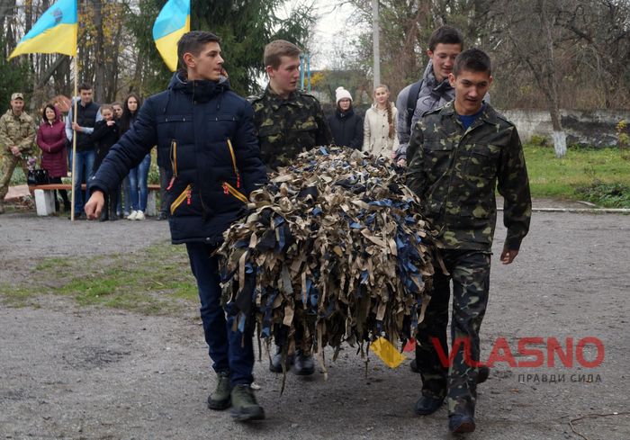 меморіальна дошка повстанським отаманам в Уладівці фото
