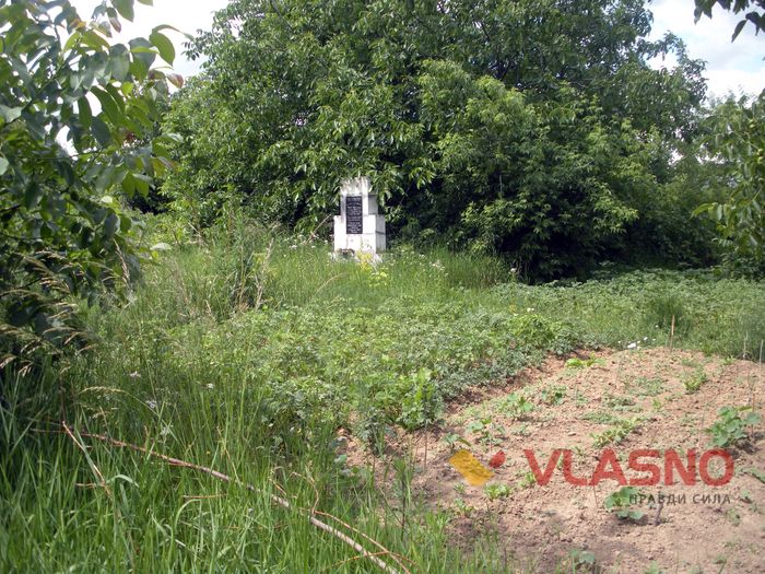 смітник на кладовищі фото
