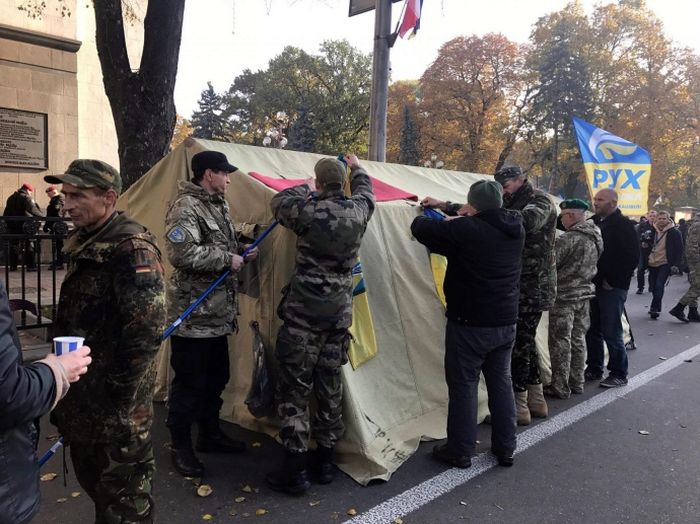 Під Верховною Радою в таборі мітингарів ніч минула відносно спокійно