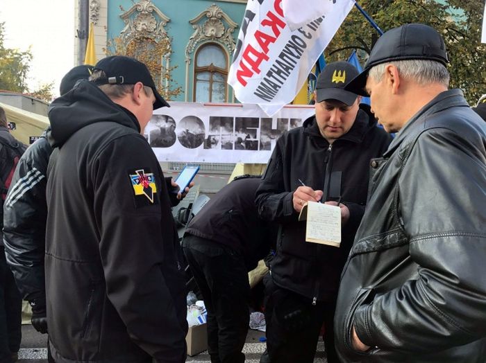 Під Верховною Радою в таборі мітингарів ніч минула відносно спокійно