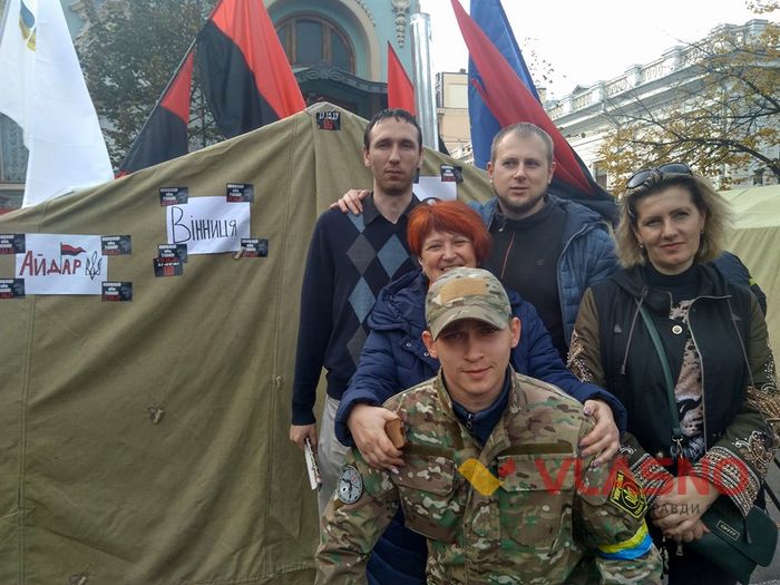 Під стінами Верховної Ради затишшя: люди чекають голосування депутатів