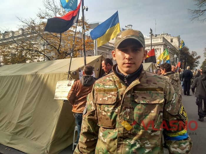 Під стінами Верховної Ради затишшя: люди чекають голосування депутатів
