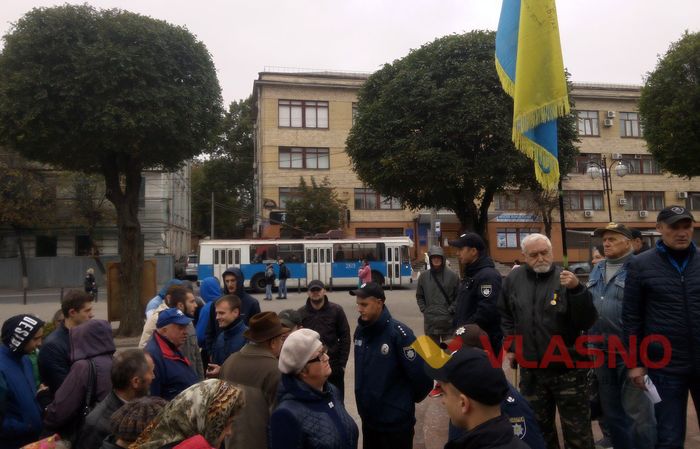На вінницькому віче кидалися яйцями: у постраждалого діагностували крововилив у око  