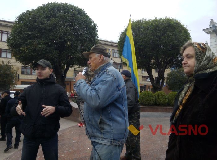 На вінницькому віче кидалися яйцями: у постраждалого діагностували крововилив у око  