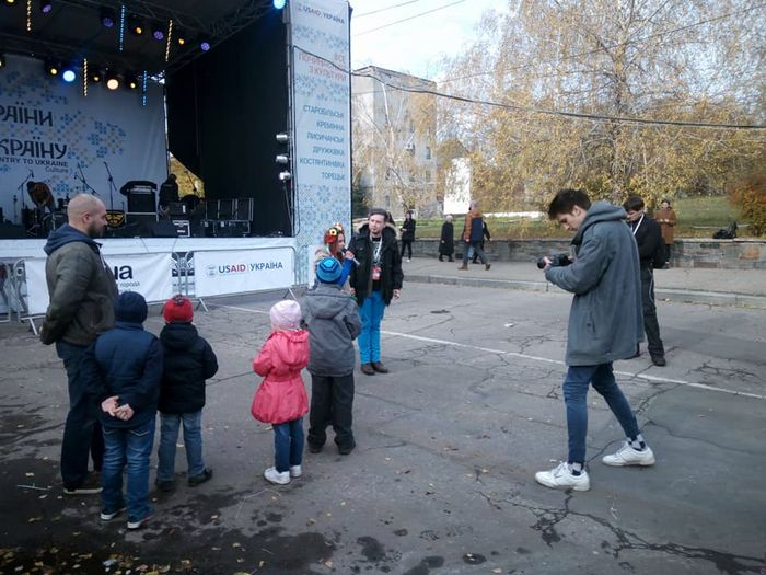 За п'ять кілометрів від лінії фронту на Донеччині триває масштабний фестиваль 