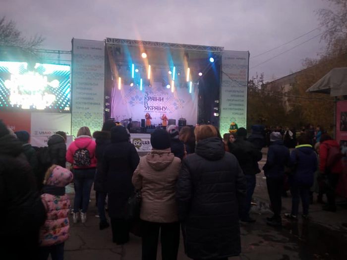 За п'ять кілометрів від лінії фронту на Донеччині триває масштабний фестиваль 