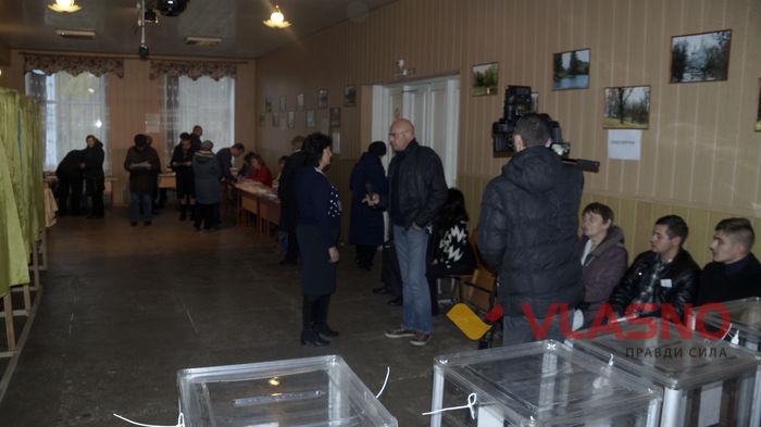 Мало скриньок, заборонені відеокамери та додруковані бюлетені — як відбувалися вибори у Луці-Мелешківській 