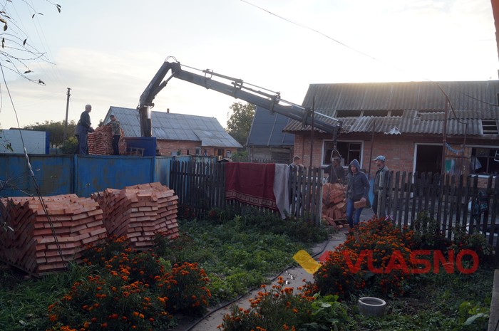 пошкоджений після вибухів будинок на Калинівщині фото