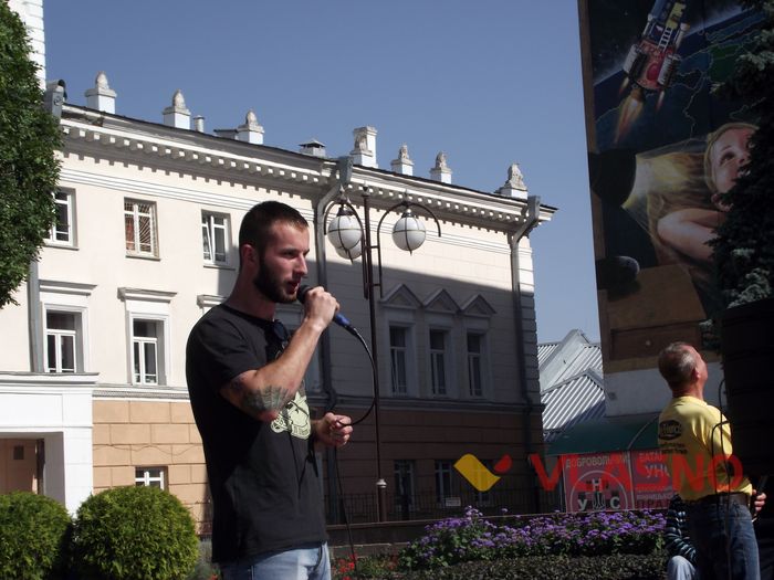Сутички на вінницькому Майдані: з кулака по обличчю отримав активіст 