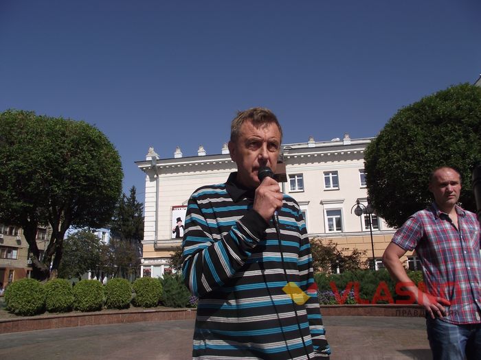 Сутички на вінницькому Майдані: з кулака по обличчю отримав активіст 