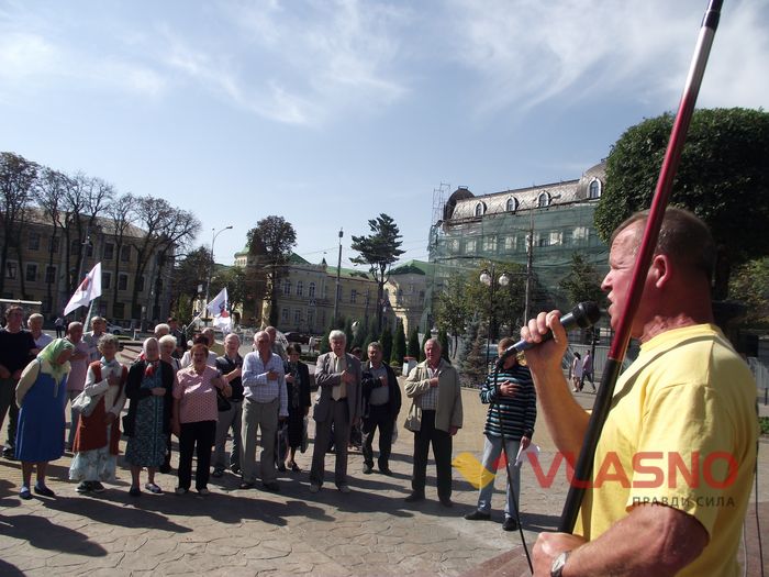 Сутички на вінницькому Майдані: з кулака по обличчю отримав активіст 