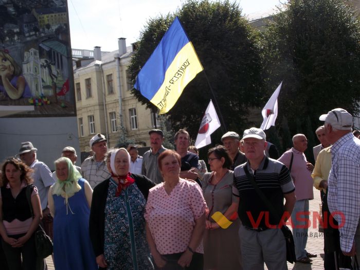 Сутички на вінницькому Майдані: з кулака по обличчю отримав активіст 