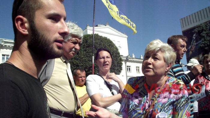 Сутички на вінницькому Майдані: з кулака по обличчю отримав активіст 