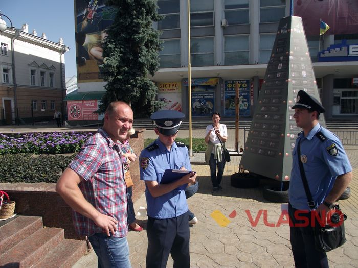 Сутички на вінницькому Майдані: з кулака по обличчю отримав активіст 