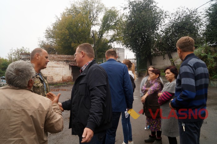 сміттєзвалище під будинком у Вінниці фото