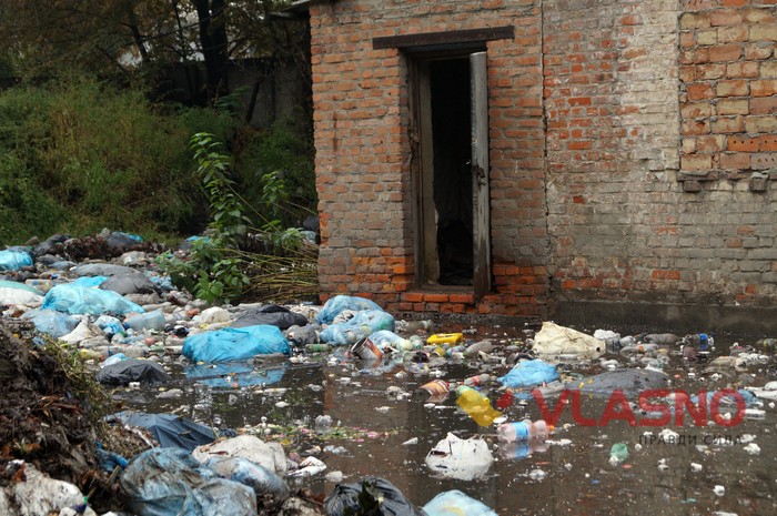 сміттєзвалище під будинком у Вінниці фото