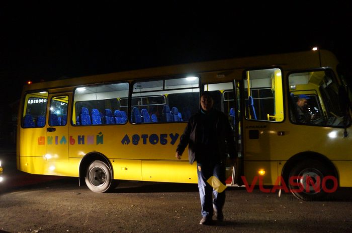 Йшли пішки сім кілометрів: на Вінниччині посеред ночі селяни покидають домівки через вибухи на військових складах 