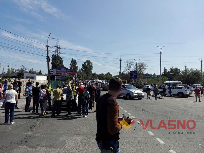У Вінниці через кладовище перекрили три дороги  