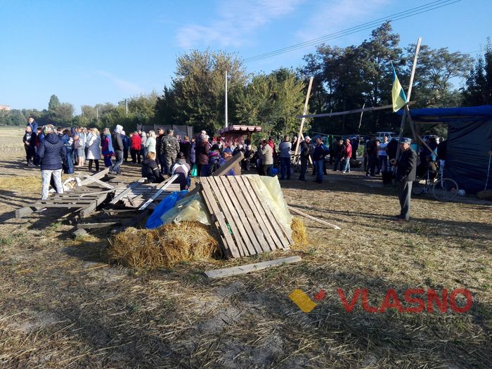 Удосвіта у Вінниці розігнали мирний протест та почали будувати кладовище 