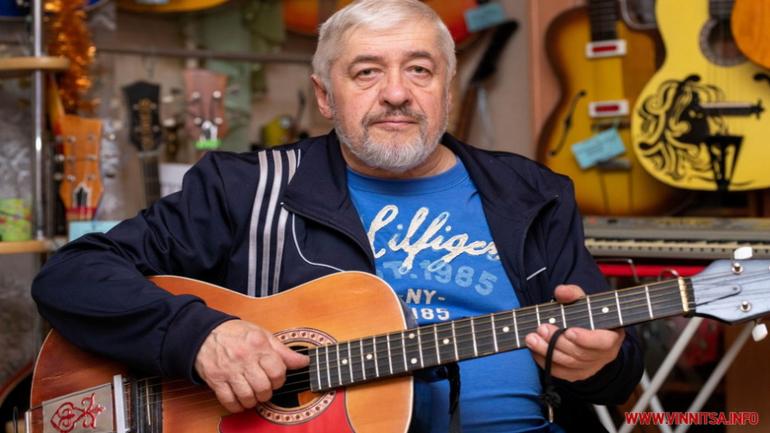 Пенсіонер з Вінниччини зібрав унікальну колекцію гітар