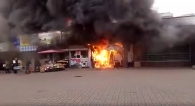 Пожежа при вході у метро: станція &laquo;Лівобережна&raquo; задимлена (ВІДЕО)