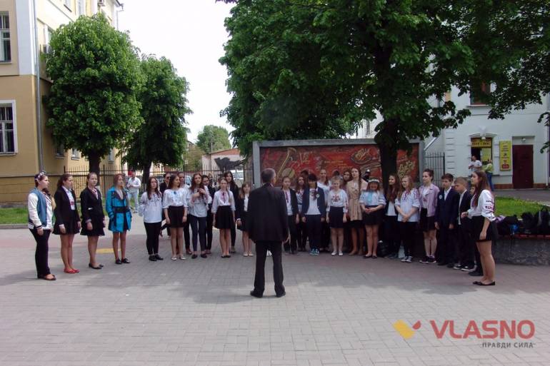 Діти піснею збирали гроші матері вбитого АТОвця фото