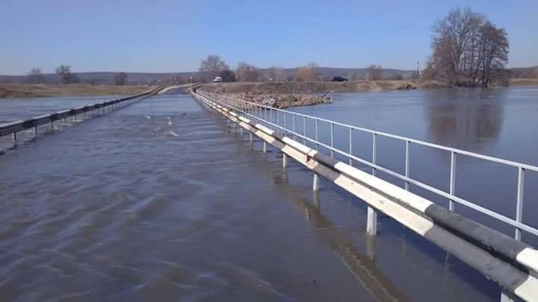 На Вінниччині через негоду з берегів вийшла річка
