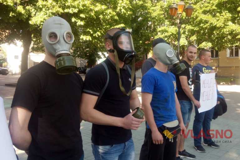 У центрі Вінниці активісти ходили у протигазах 