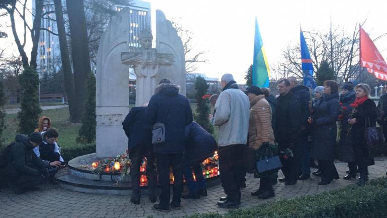 На мітингу-реквіємі вінничани вшанували жертв Голодомору (ФОТО)