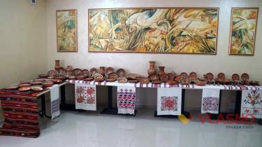 Унікальну кераміку з Вінниччини розписують коров&rsquo;ячим рогом та колючкою акації