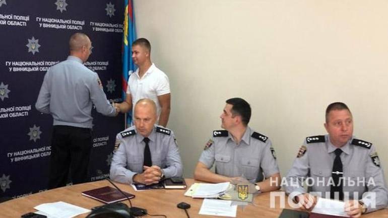 Вінницькі правоохоронці вручили подяку таксисту, який допоміг спіймати злочинця