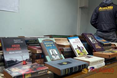 АЗОВ передав солдатам на фронт книжки фото