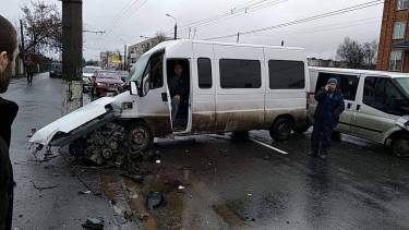 Фіат врізався у стовп фото