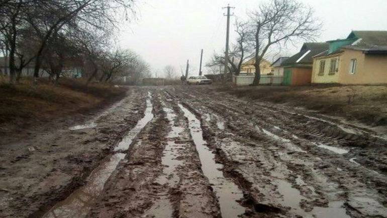 Через жахливі дороги не доїхала &laquo;швидка&raquo;: на Вінниччині не врятували жінку