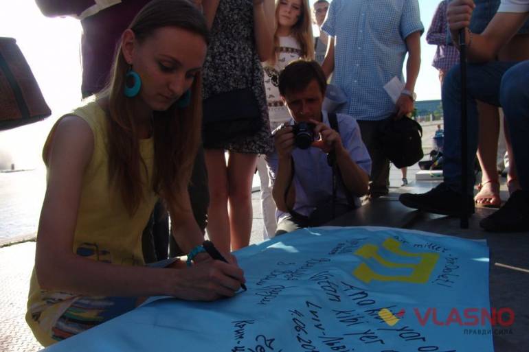 флеш-моб на підтримку кримських татар у Вінниці фото