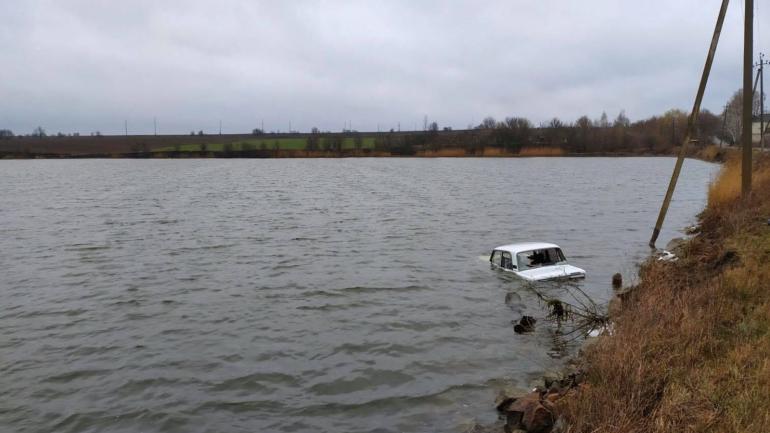 На Вінниччині рятувальники витягли авто зі ставка