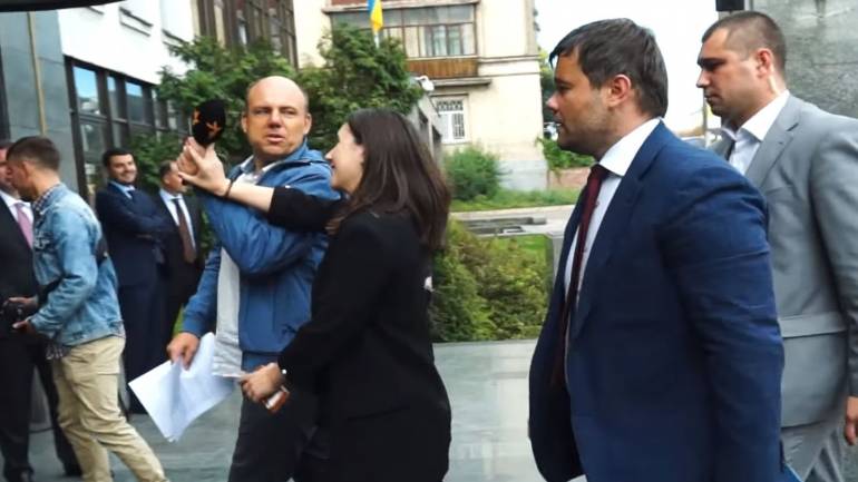 Прес-секретарка президента завадила журналісту поставити питання Зеленському