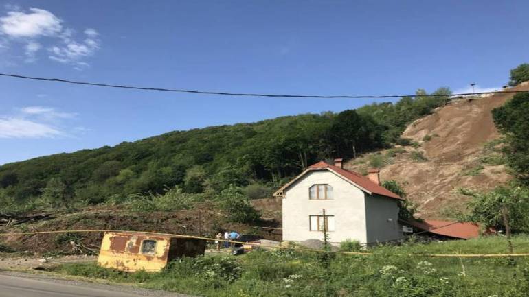 На Закарпатті стався зсув ґрунту: засипало 3 будинки