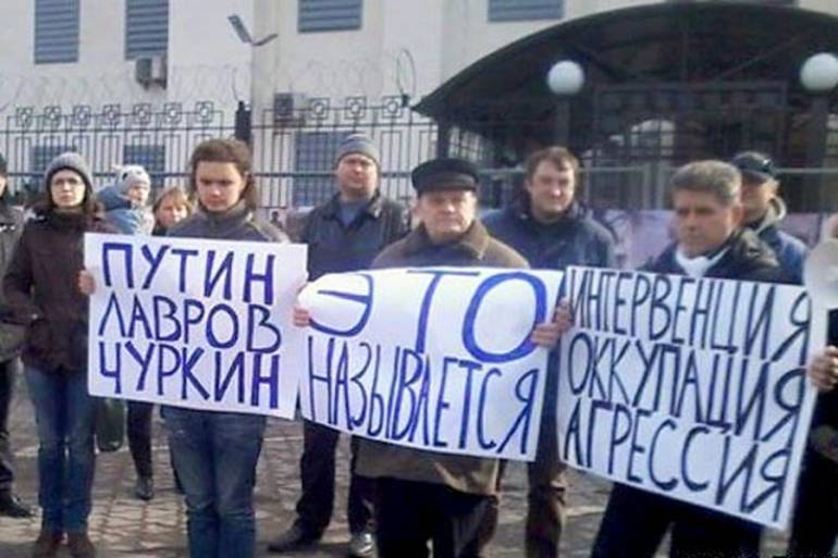 У Києві кримчани пікетували російське посольство