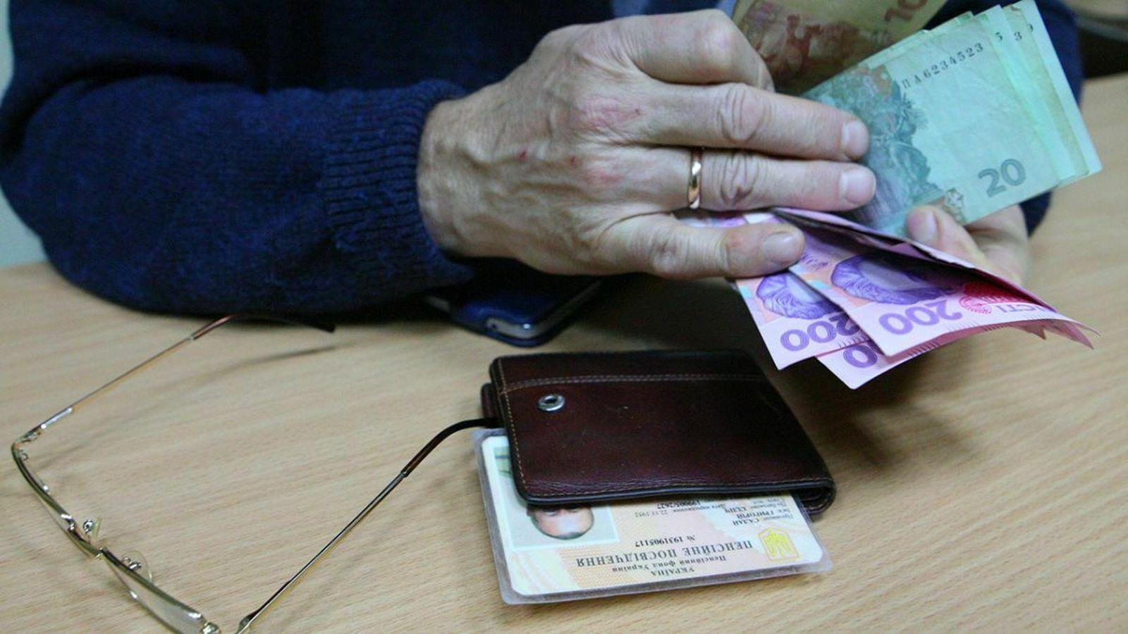 З січня деяким пенсіонерам підвищать виплати