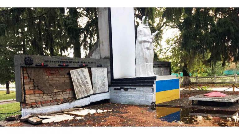 На Вінниччині від стихії постраждав меморіал загиблим у Другій світовій війні