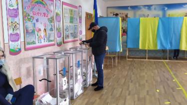 Скринінг температури та окремі кабінки для &ldquo;хворих&rdquo;: як проходить голосування у Вінниці