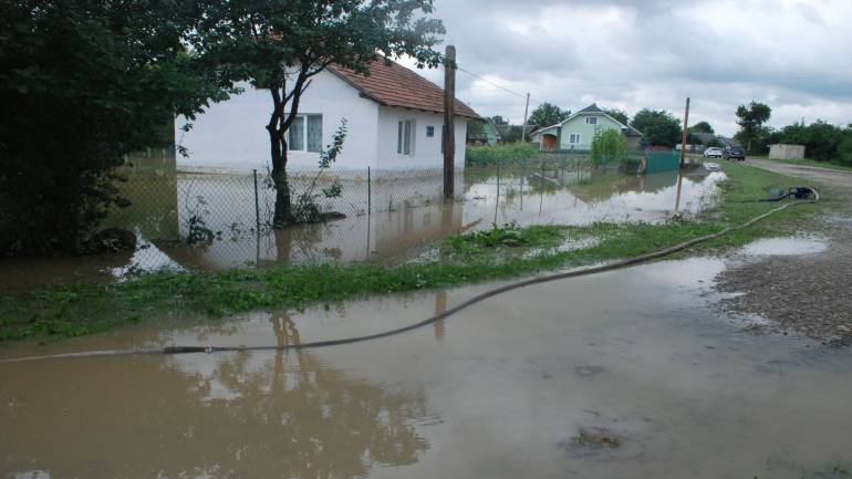 Козятинські працівники ДСНС врятували будинок від води